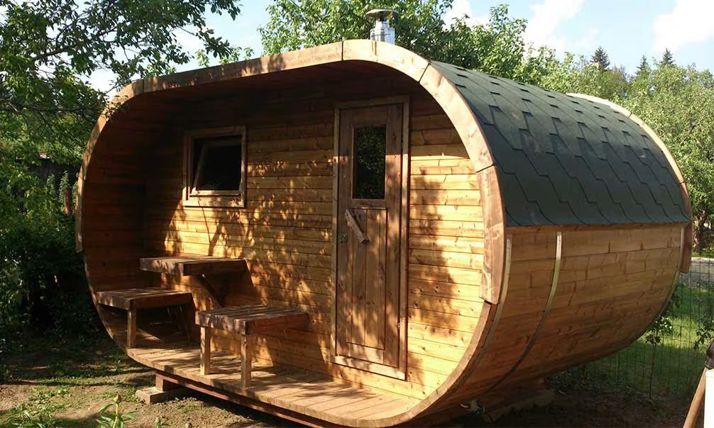 Ovale Sauna mit Terrasse und Vorraum aus thermisch behandeltem Holz 42mm – Bild 3