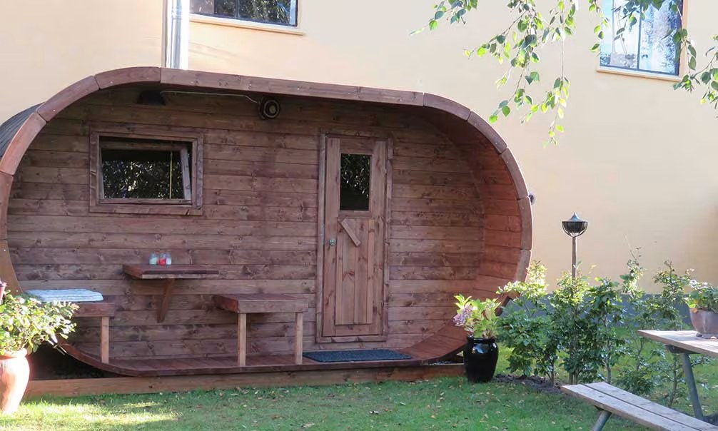 Ovale Sauna mit Terrasse und Vorraum aus thermisch behandeltem Holz 42mm – Bild 4