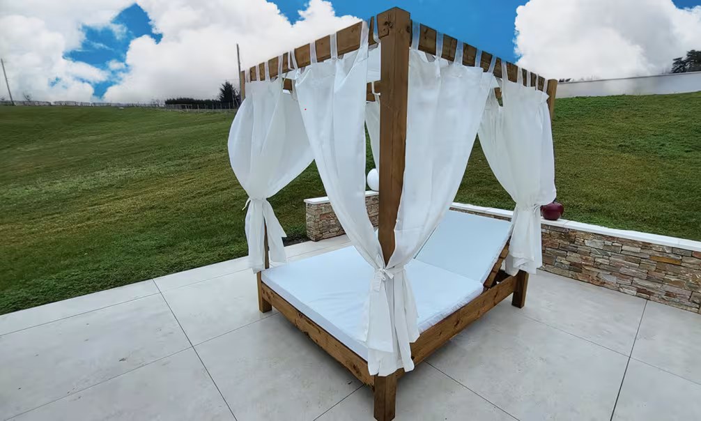 Balinesisches Himmelbett, Baldachin, Outdoor aus druckimprägniertem Holz mit Matratze und Vorhang