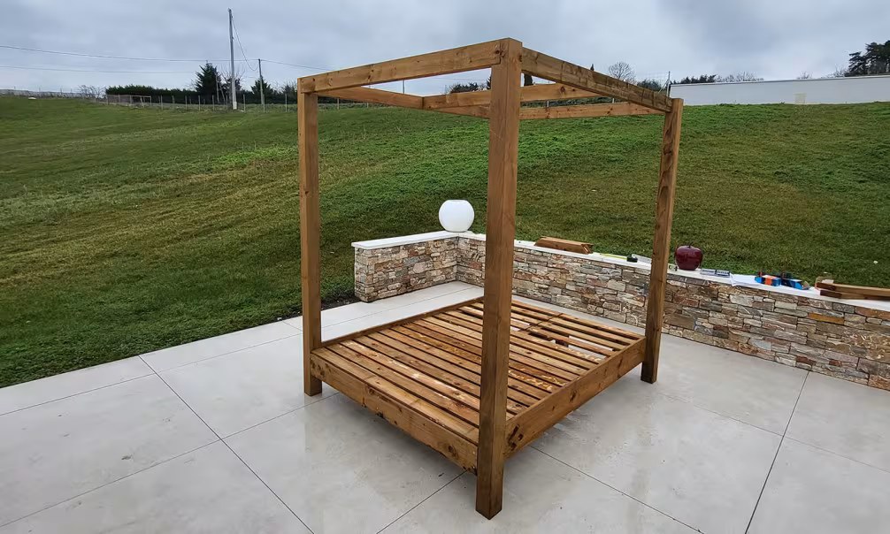 Balinesisches Himmelbett, Baldachin, Outdoor aus druckimprägniertem Holz mit Matratze und Vorhang – Bild 2